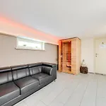 With Jacuzzi & Sauna 500m From *
