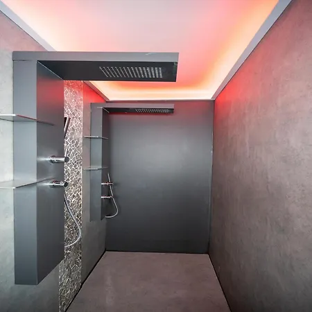 With Jacuzzi & Sauna 500m From *